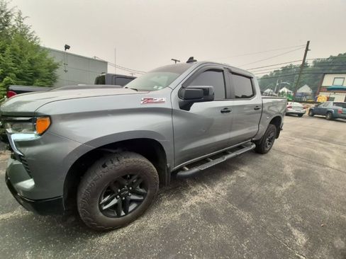 Used 2024 Chevrolet Silverado 1500 LT Trail Boss w/ Convenience Package II AWD/4WD image 4