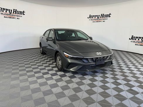 Used 2025 Hyundai Elantra SE image 7