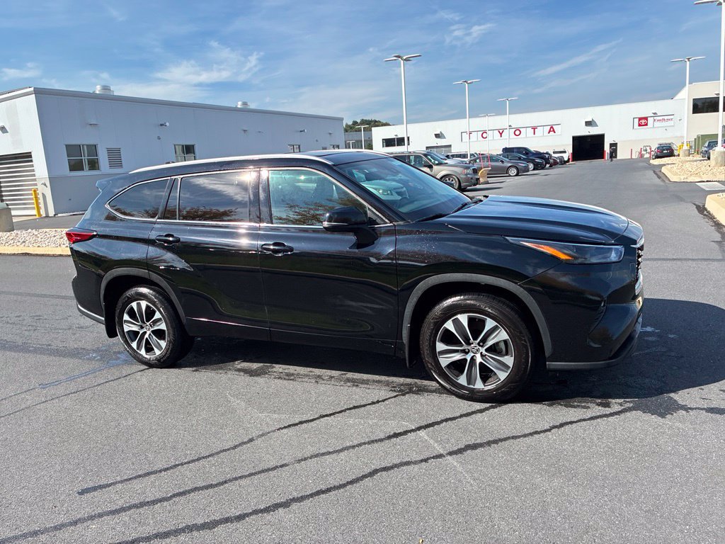 Used 2022 Toyota Highlander XLE AWD/4WD image 3