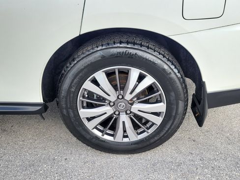 Used 2017 Nissan Pathfinder SV image 26