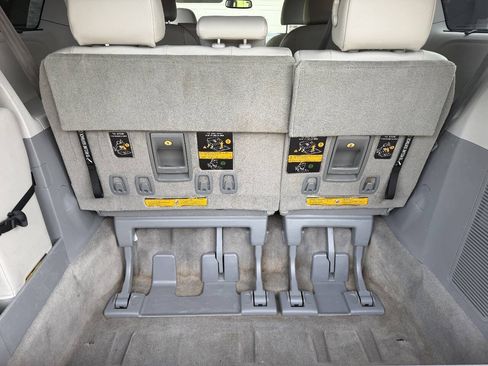 Used 2012 Toyota Sienna XLE w/ Entertainment Pkg FWD image 15