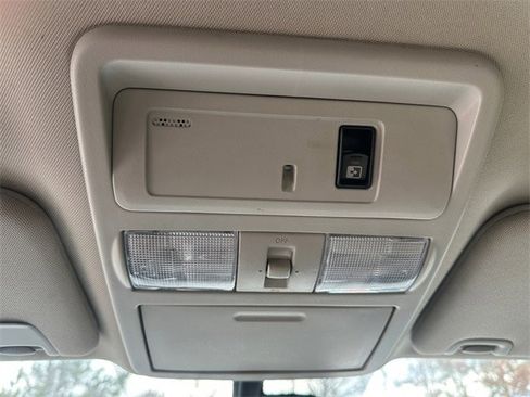 Used 2017 Nissan Titan SV image 18