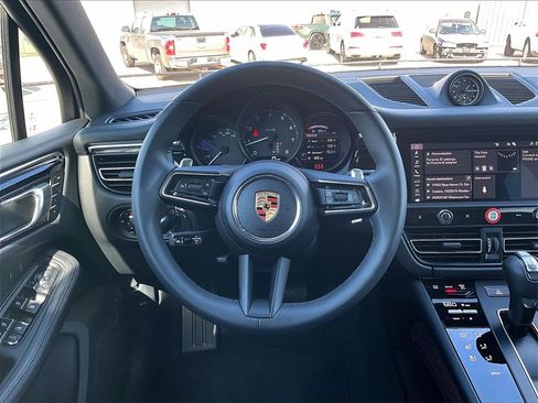 Certified 2025 Porsche Macan image 15