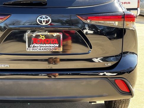 Used 2024 Toyota Highlander LE image 6