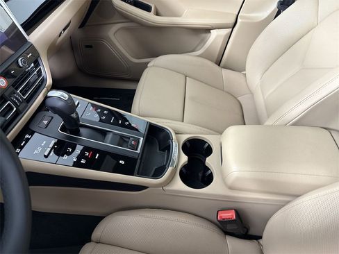 Certified 2025 Porsche Macan image 31