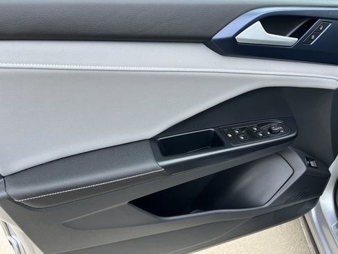 Used 2024 Volkswagen Taos SE image 9