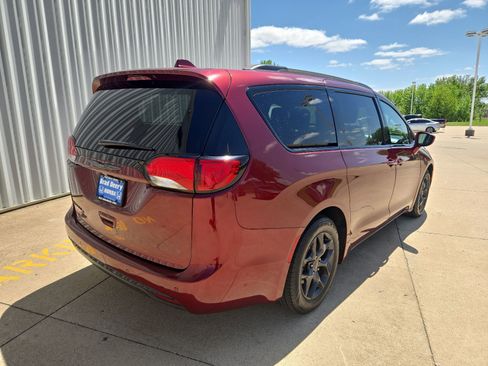 Used 2019 Chrysler Pacifica Touring-L Plus w/ S Appearance Package FWD image 6