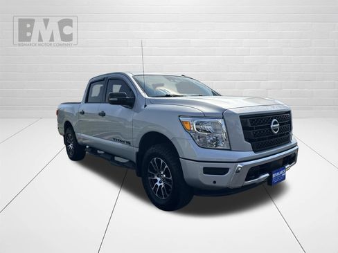 Used 2020 Nissan Titan SV w/ SV Convenience Package AWD/4WD image 2