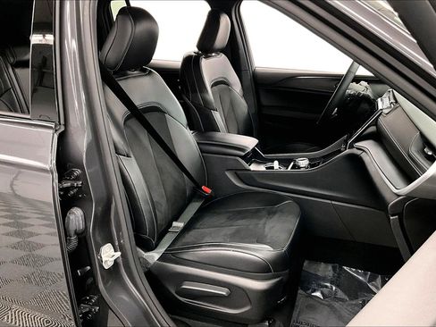 Used 2024 Jeep Grand Cherokee Altitude AWD/4WD image 8