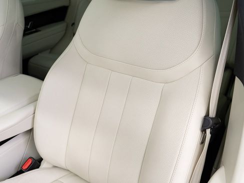 Used 2025 Land Rover Range Rover SE image 18