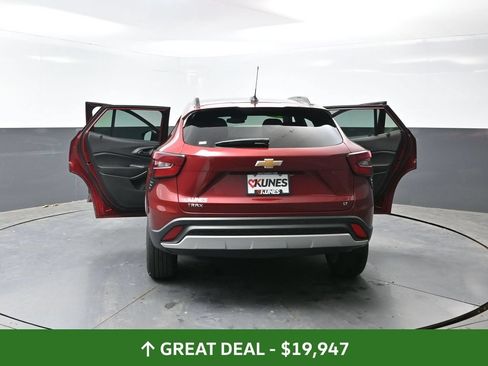 Used 2025 Chevrolet Trax LT FWD image 61