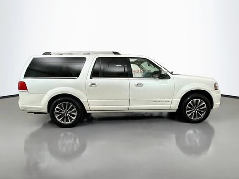 Used 2017 Lincoln Navigator L Select RWD image 8