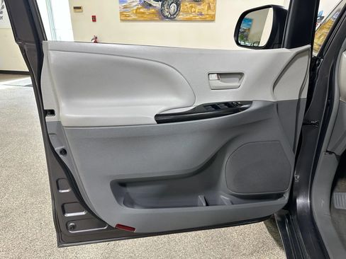 Used 2012 Toyota Sienna image 15