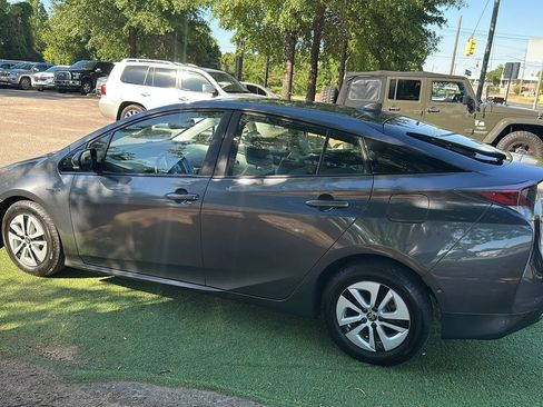 Used 2017 Toyota Prius Four w/ Advanced Technology Package FWD image 4
