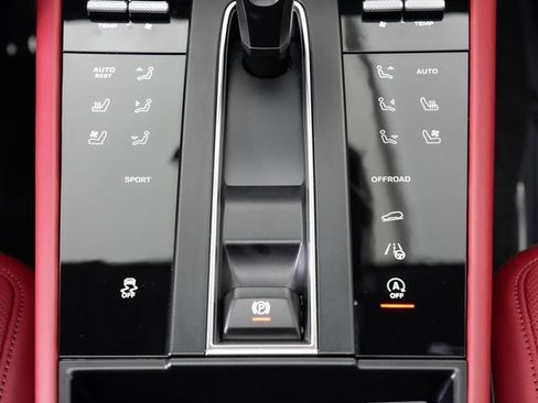 Used 2025 Porsche Macan image 20