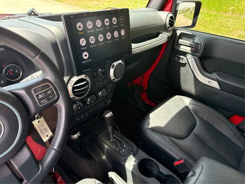 Used 2016 Jeep Wrangler Unlimited Rubicon w/ Connectivity Group AWD/4WD image 15
