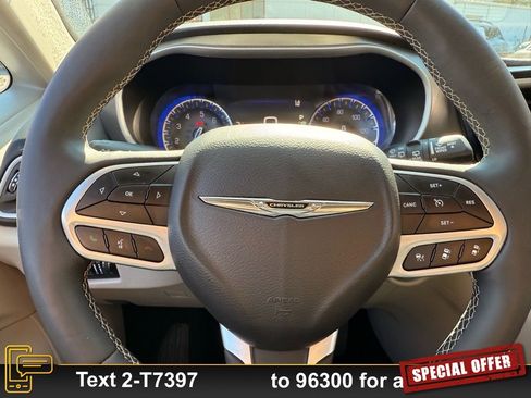 Used 2024 Chrysler Pacifica Touring-L image 17