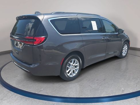 Used 2022 Chrysler Pacifica Touring-L FWD image 5