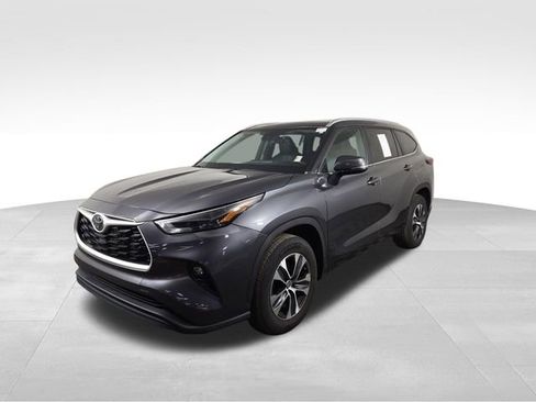 Used 2024 Toyota Highlander XLE image 2