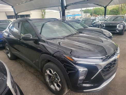 Used 2025 Chevrolet Trax LT w/ LT Convenience Package image 4