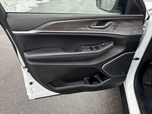 Used 2022 Jeep Grand Cherokee Limited 4xe w/ Luxury Tech Group II image 15