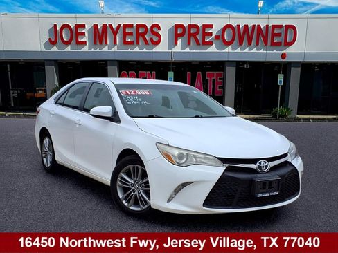 Used 2015 Toyota Camry SE FWD image 1
