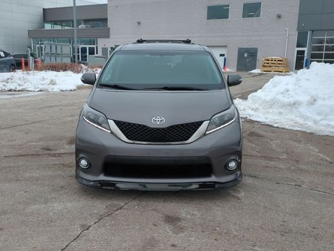 Used 2015 Toyota Sienna SE Premium image 3