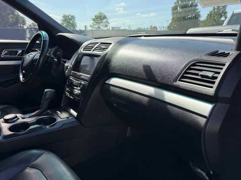 Used 2017 Ford Explorer XLT w/ Equipment Group 202A AWD/4WD image 19