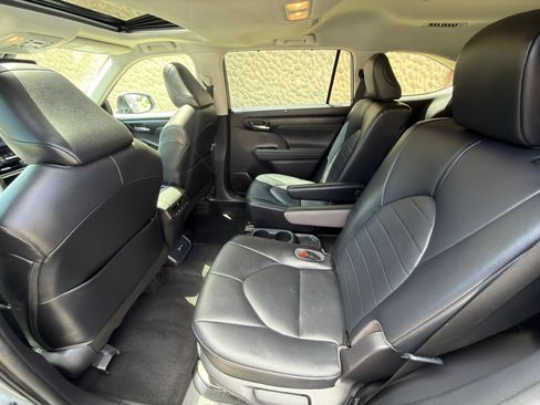 Used 2021 Toyota Highlander XLE AWD/4WD image 17