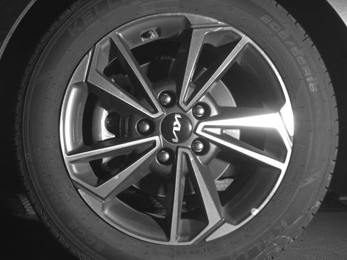 Used 2024 Kia Forte LXS image 17