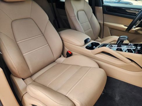Used 2023 Porsche Cayenne Platinum Edition image 17