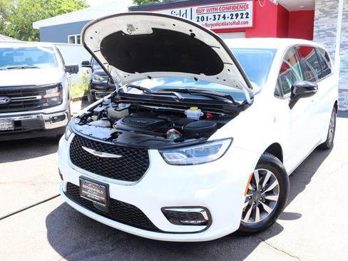 Used 2024 Chrysler Pacifica Limited FWD image 57