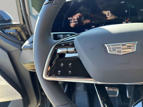 New 2026 Cadillac Optiq Luxury 1 image 30