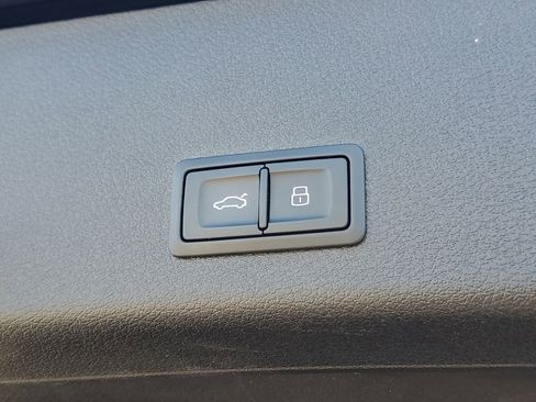 Used 2023 Audi e-tron Premium image 10