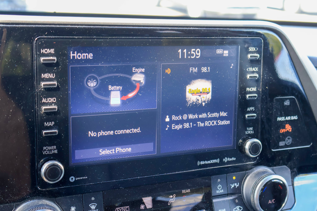 Used 2022 Toyota Highlander LE FWD image 5