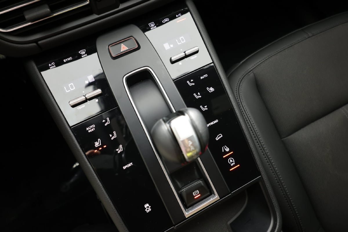 Used 2023 Porsche Macan AWD/4WD image 28