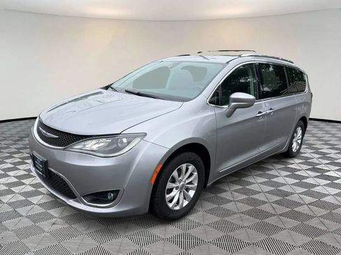 Used 2018 Chrysler Pacifica Touring-L FWD image 3