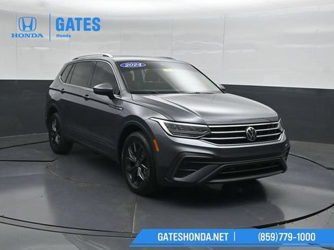 Used 2024 Volkswagen Tiguan SE FWD image 4