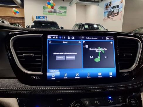 Certified 2024 Chrysler Pacifica Touring-L image 20