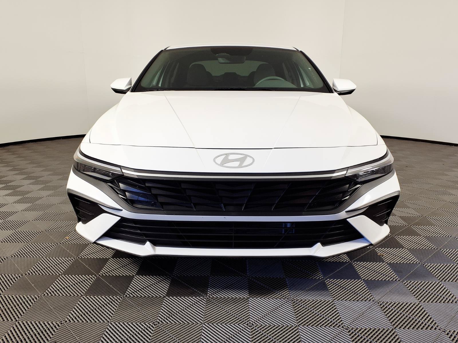 Used 2026 Hyundai Elantra Hybrid FWD image 2