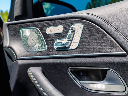 Used 2025 Mercedes-Benz GLS 450 4MATIC image 16