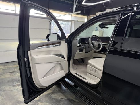Used 2026 Cadillac Escalade ESV Platinum Sport w/ LPO, ONYX Package AWD/4WD image 8