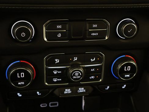 Used 2021 Chevrolet Tahoe Z71 w/ Luxury Package AWD/4WD image 58