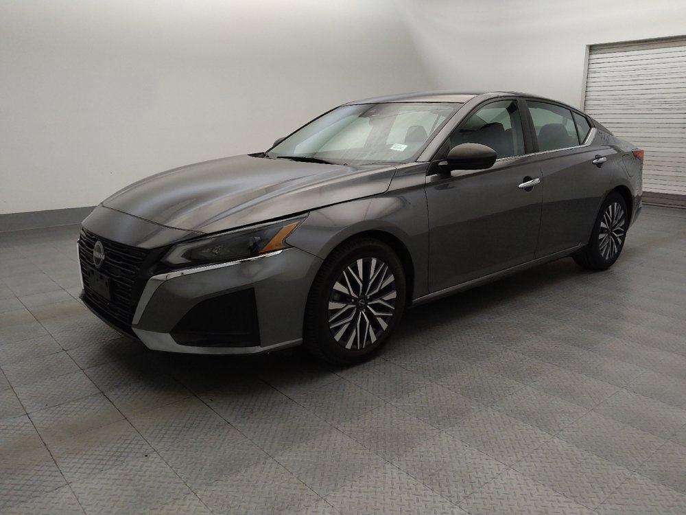 Used 2024 Nissan Altima 2.5 SV FWD image 2
