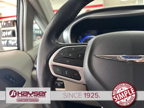 Used 2020 Chrysler Pacifica Touring-L FWD image 17