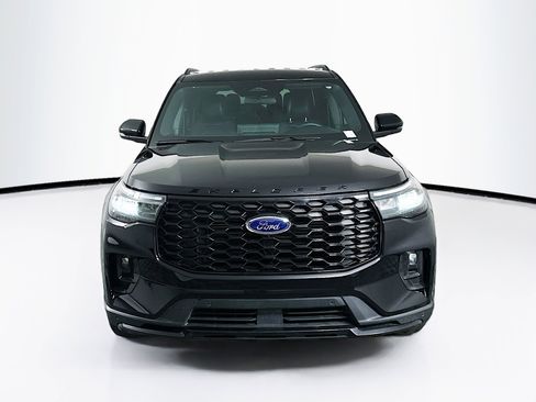 Used 2025 Ford Explorer ST-Line w/ ST-Line Street Pack image 2