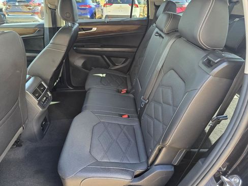 Used 2025 Volkswagen Atlas SE AWD/4WD image 23