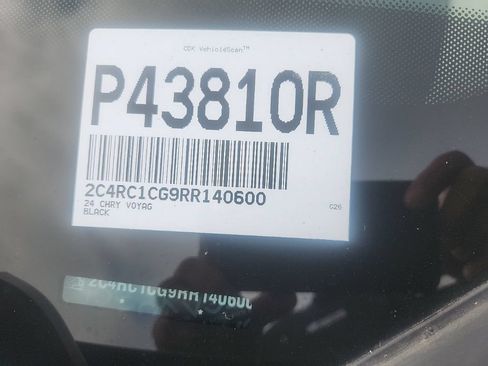 Used 2024 Chrysler Voyager LX FWD image 5