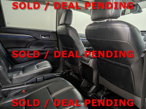 Used 2018 Toyota Highlander SE image 17