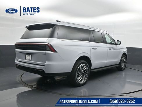 New 2026 Lincoln Navigator L Premier AWD/4WD image 2